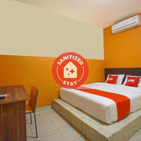 Super Oyo 2639 Oxy Townhouse Hotell Manado Exteriör bild