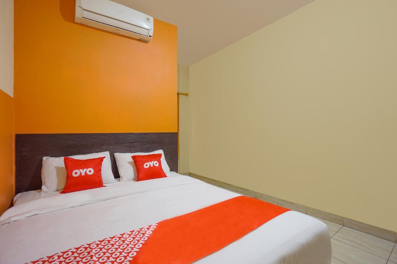Super Oyo 2639 Oxy Townhouse Hotell Manado Exteriör bild